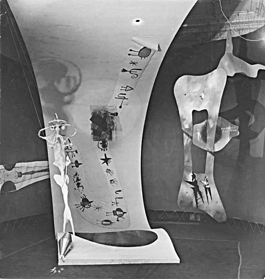 Fichier:21 Friedrich Kiesler, Exposition internationale du Surréalisme, Galerie Maeght, Paris, 1947 © Kiesler Stiftung, Wien.jpg