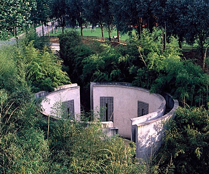 Fichier:62 Bernhard Leitner, Le Cylindre Sonore, Parc de la Villette, Paris, 1987 © Bernhard Leitner.jpg