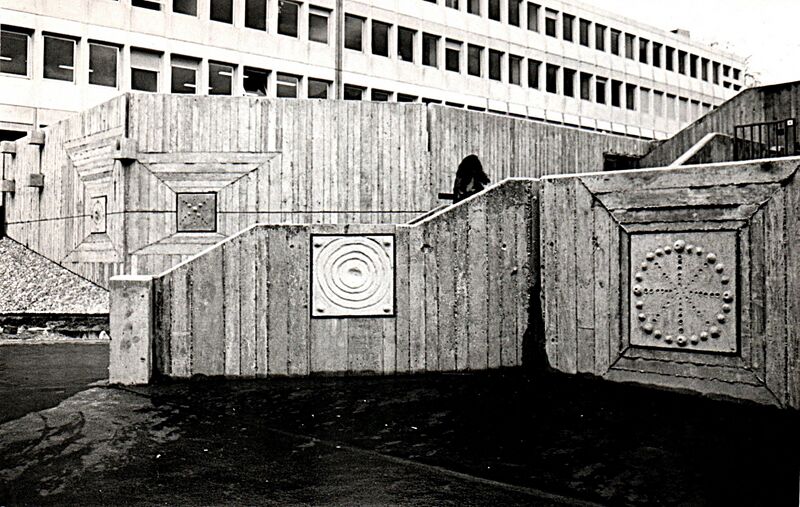 Fichier:61 Hans Bischoffshausen, Betonlandschaft und -Reliefs, Lycée Jeanne d’Arc, Rouen, 1971-74 © Nachlass Hans Bischoffshausen.jpg