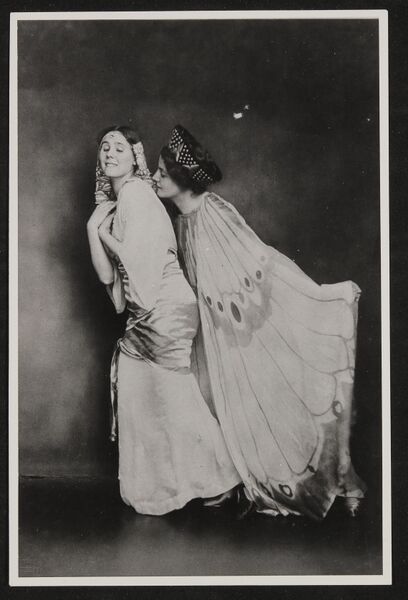 Fichier:1 grete-wiesenthal-und-lilly-berger-in-kostuemen-aus-der-pantomime-amor-und-psyche-von-hofma.jpg